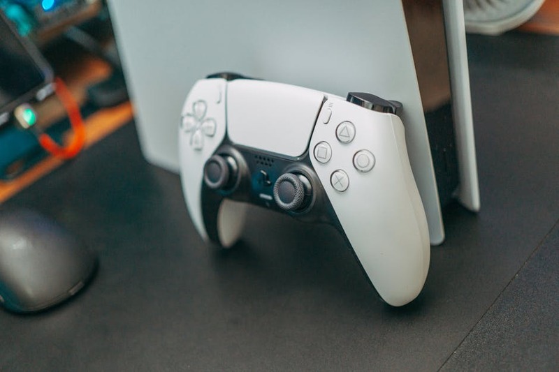 PlayStation 5 Konsole mit DualSense Controller