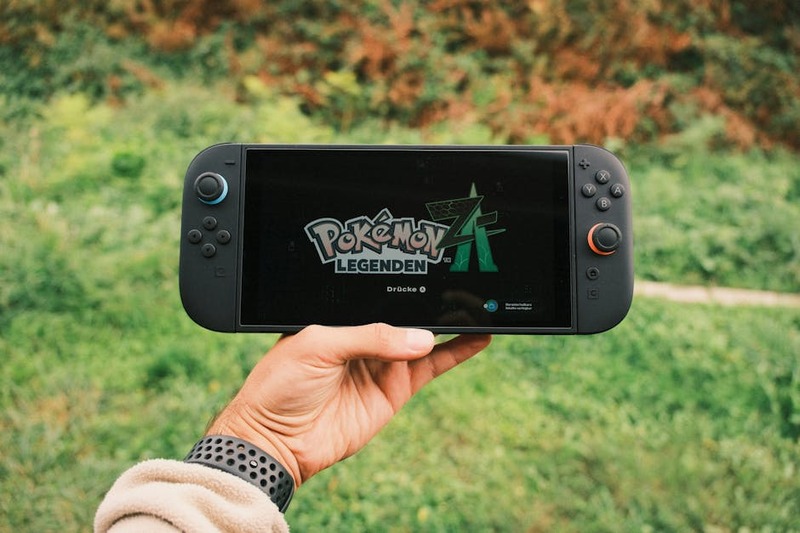 Nintendo Switch OLED-Modell mit abgenommenen Joy-Cons