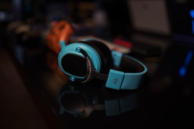 Eine Person mit einem komfortablen Gaming Headset, entspannt beim Spielen, weiche Polsterung ist sichtbar.