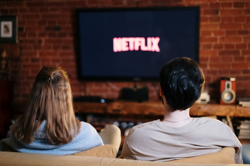 Diverse Anime-Charaktere schauen gemeinsam Anime auf einem Bildschirm