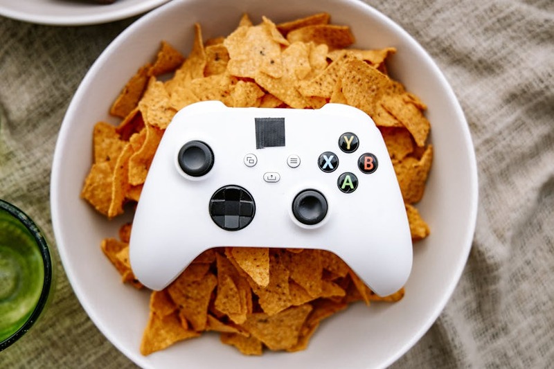 PlayStation 5 und Xbox Series X nebeneinander