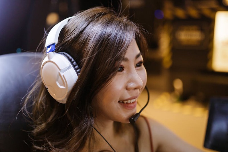 Ein klares, hochwertiges Gaming Headset Mikrofon, das sich nah am Mund befindet, mit einem Fokus auf Sprachwellen.