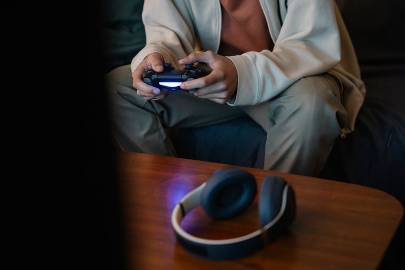 Ein kabelloses Gaming Headset, dessen USB-Dongle in einen PC steckt, mit einer stabilen Funkverbindung.