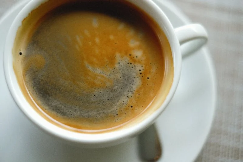 Frisch gebrühter Espresso mit dichter Crema in einer Demitasse-Tasse