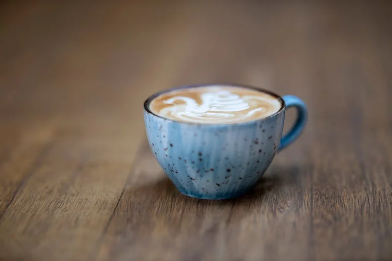 Cappuccino mit Latte Art in einer Keramiktasse