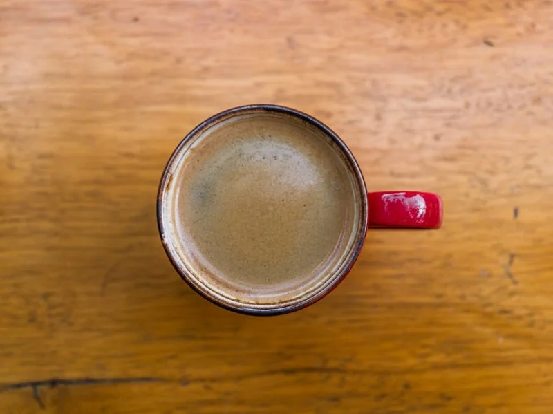 Americano in einem Keramikbecher mit einer satten braunen Farbe