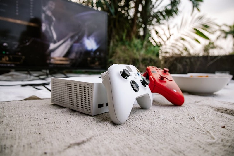 Familie spielt ein Spiel auf einem Smart TV über Cloud Gaming