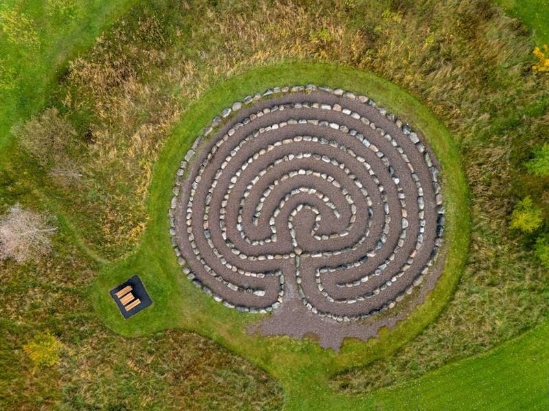 Ein futuristisches Labyrinth am Himmel in 