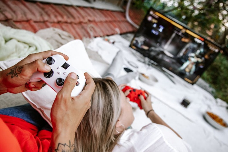 Futuristische Gaming-Landschaft mit schwebenden Bildschirmen