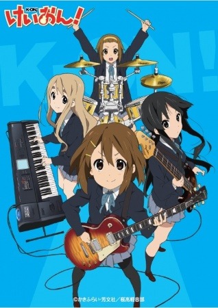 Die Band von K-On! spielt auf der Bühne mit ihren Instrumenten